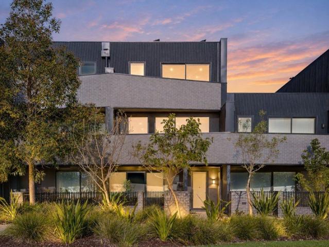 Townhouse for sale in Sunshine, Melbourne