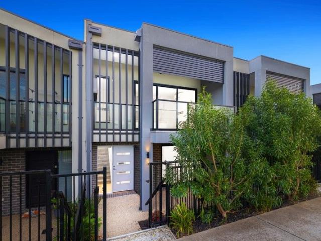 Townhouse for sale in Cranbourne West