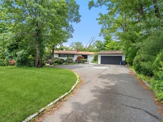 House for sale in Roslyn Heights