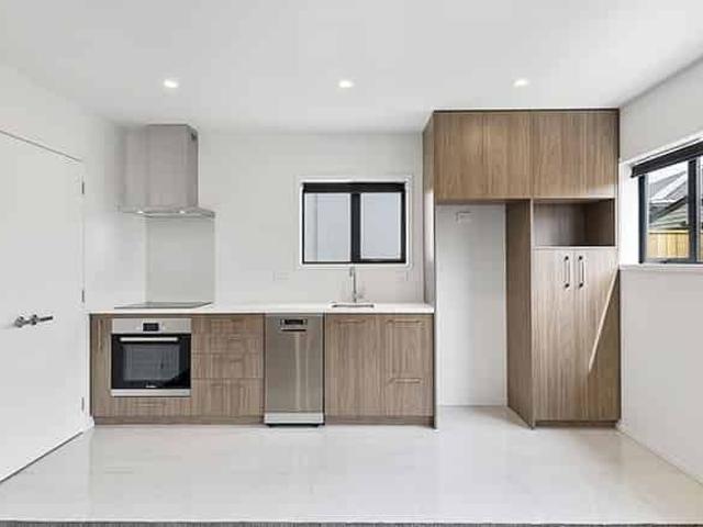 Townhouse for rent in Addington, Canterbury
