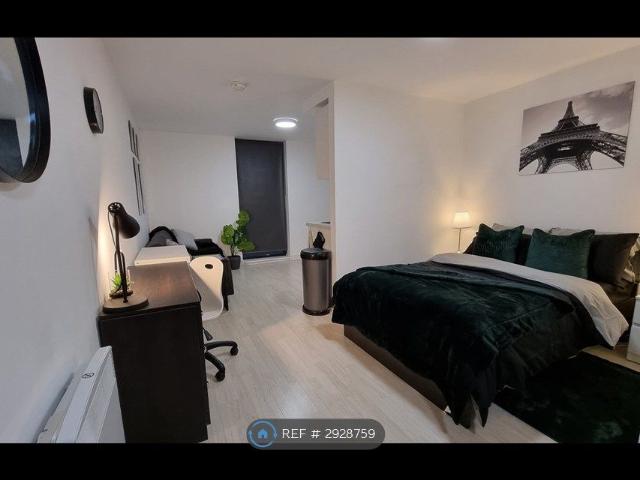 Studio for rent in Calderstones