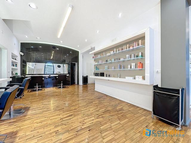Locale Commerciale in affitto a Marano, Marche