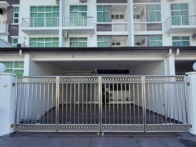 Terraced House for sale in Long Miri
