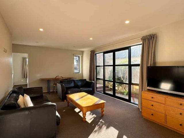 Apartment for rent in Chaslands, Canterbury