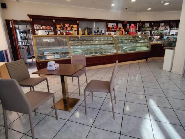 Locale Commerciale in vendita a Olevano Sul Tusciano, Campania