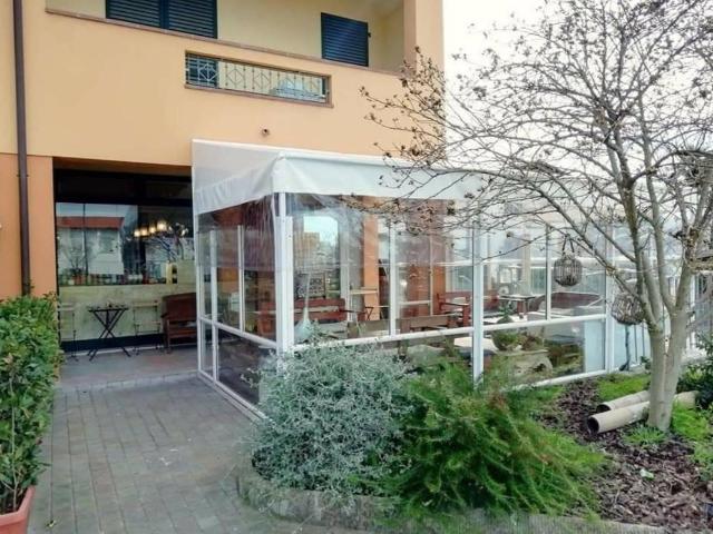 Locale Commerciale in vendita a Capanne, Montignoso