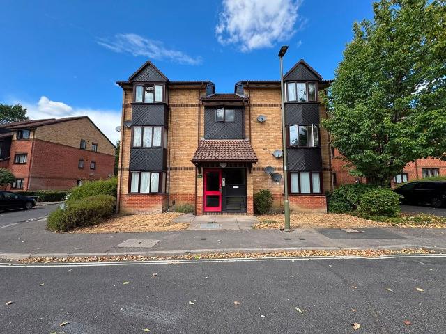 Apartment for rent in Burnt Oak, Greater London