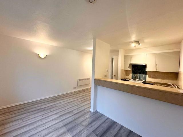 Apartment for rent in Burnt Oak, Greater London