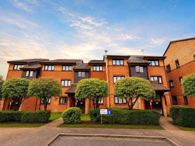 Apartment for rent in Burnt Oak, Greater London