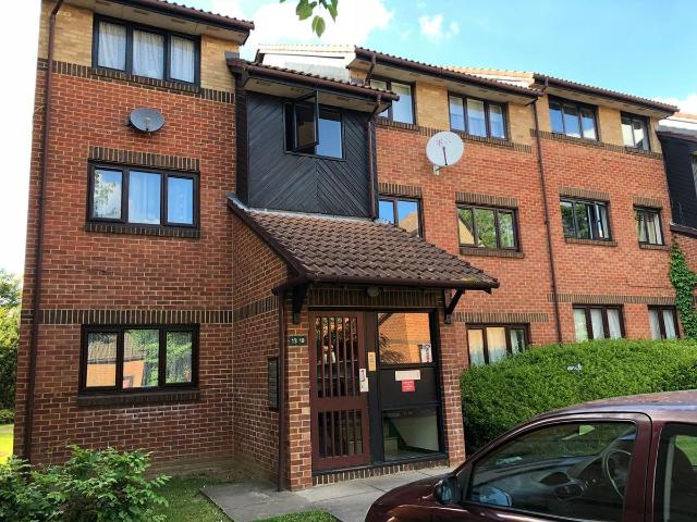 Apartment for rent in Burnt Oak, Greater London