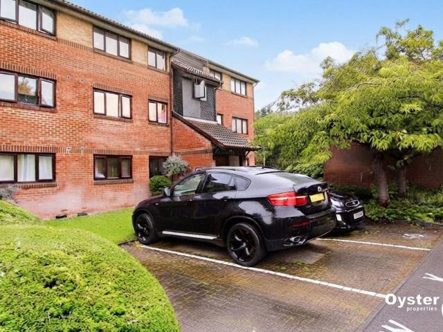 Apartment for rent in Burnt Oak, Greater London