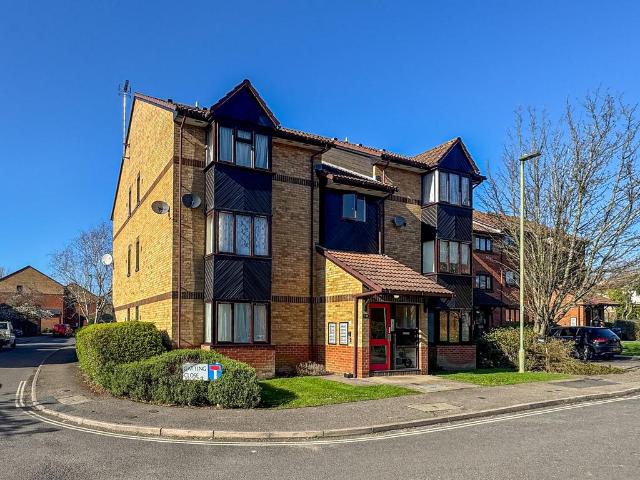Apartment for rent in Burnt Oak, Greater London