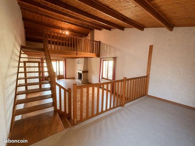 Maison vente à Cognac, Salles-d'angles