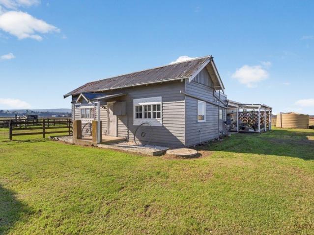 House for sale in Victoria