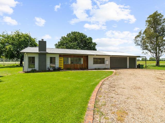 Cottage for sale in Valencia Creek, Victoria