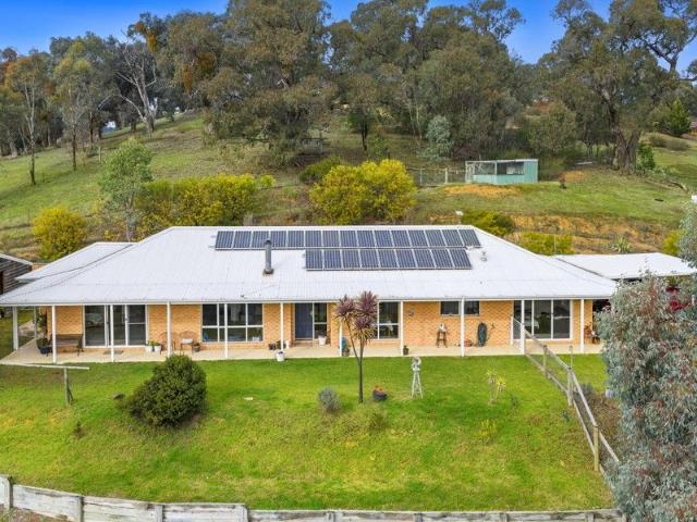 Cottage for sale in Eildon, Victoria