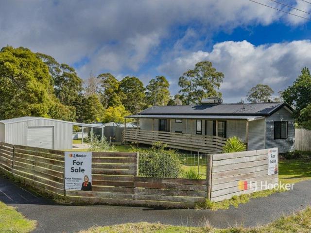 House for sale in Sisters Beach, Tasmania