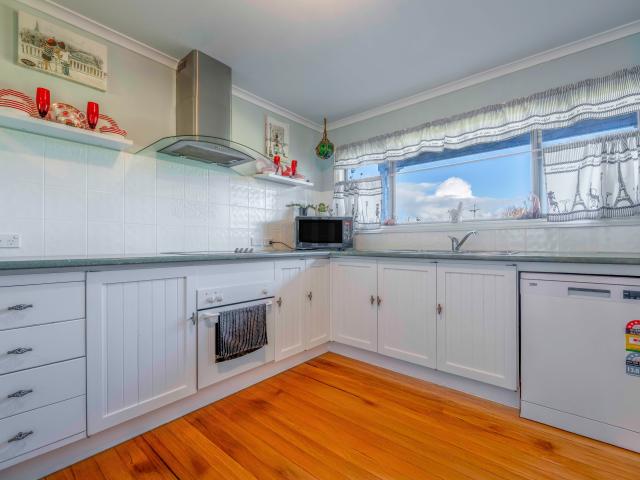 Cottage for sale in Heywood, Victoria