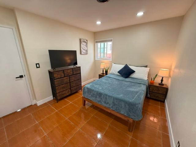 Room for rent in Los Alamitos Junction, Stanton