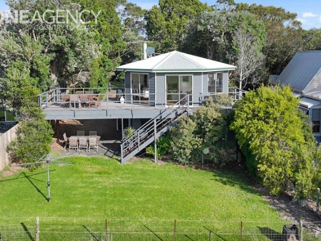 House for sale in Wimbledon Heights, Victoria
