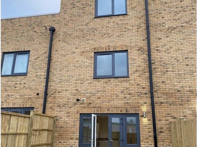 House for rent in Summerstown, Greater London