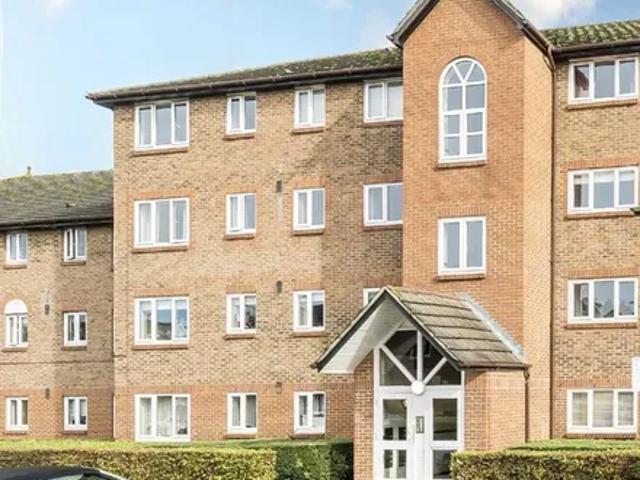 Apartment for rent in Summerstown, Greater London