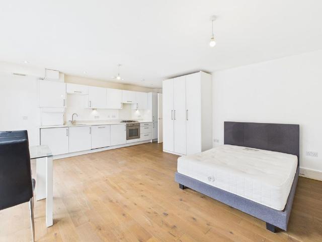 Studio for rent in Slough
