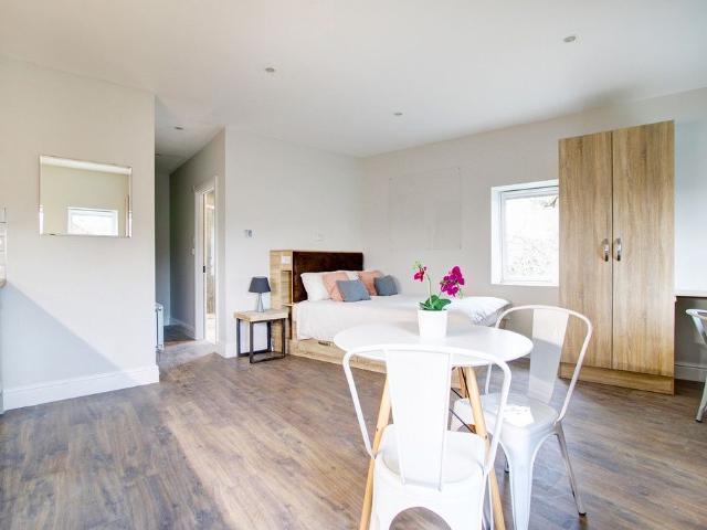 Studio for rent in Haddon, East Midlands
