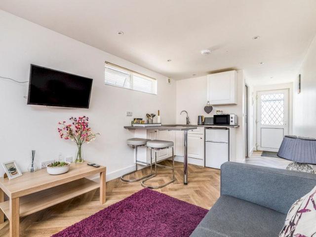 Studio for rent in Littlecote, West Sussex