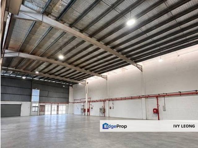Warehouse for sale in Pekan Nanas