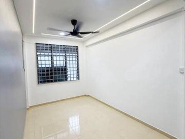 Flat for sale in Pekan Nanas, Johor