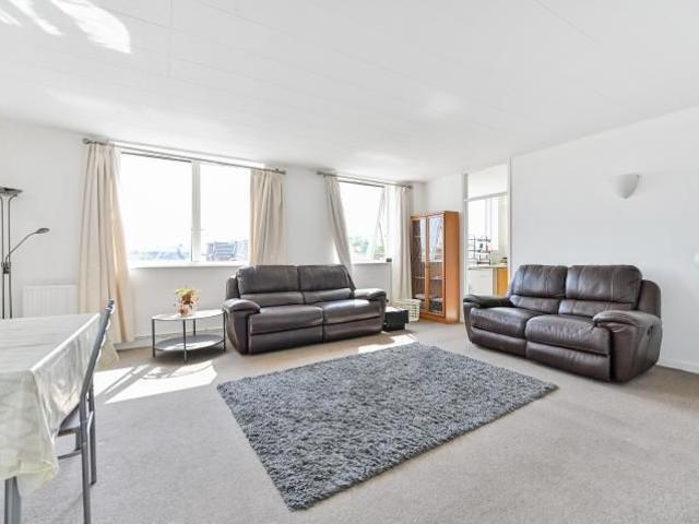 Apartment for rent in Blackhills, Surrey