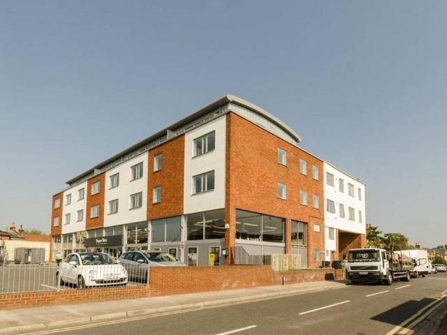 Apartment for rent in Blackhills, Surrey