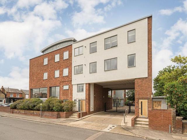 Apartment for rent in Blackhills, Surrey