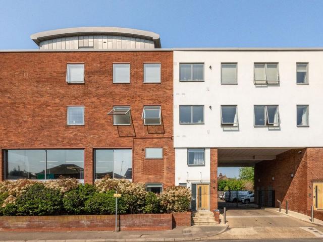 Apartment for rent in Blackhills, Surrey