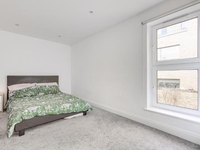 Apartment for rent in Blenheim Gardens Estate, Greater London