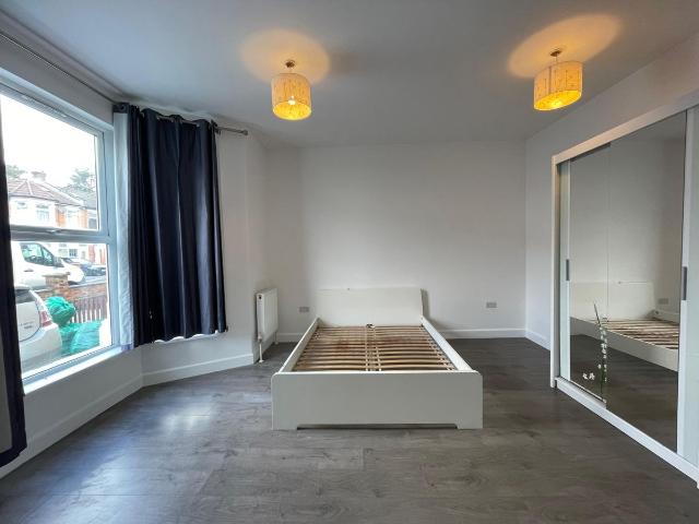 Room for rent in Seven Kings, Greater London