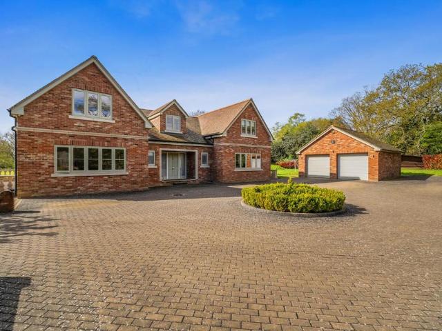 House for rent in Heol-las, Surrey