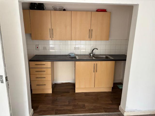 Apartment for rent in Pensarn, Wales