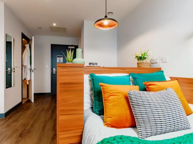 Studio for rent in Row Town, Surrey