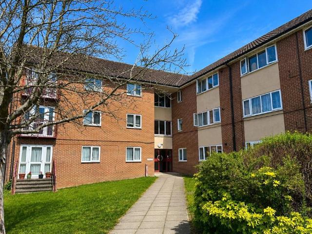 Flat for sale in Woking, Surrey