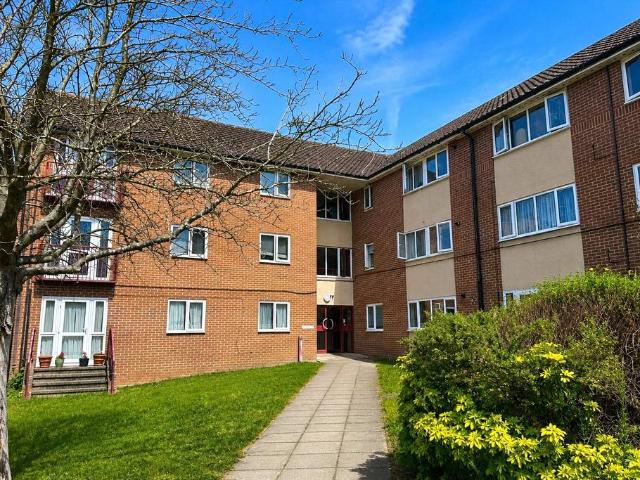 Flat for sale in Woking, Surrey