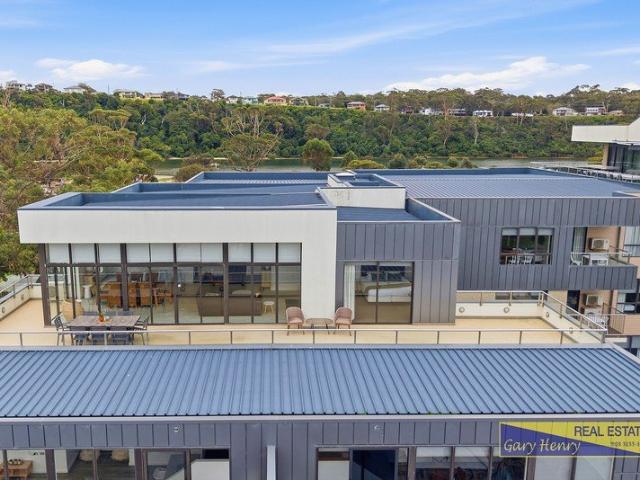 Penthouse for sale in Lakes Entrance, Victoria