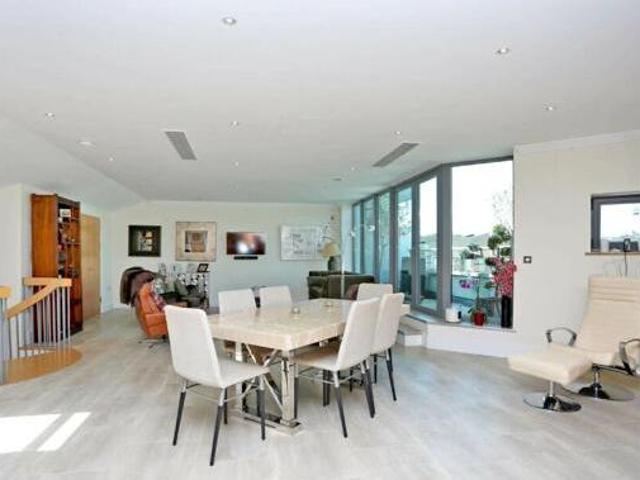 House for sale in London Borough of Hounslow, Cat Hill