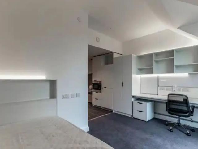 Studio for rent in Row Town, Surrey