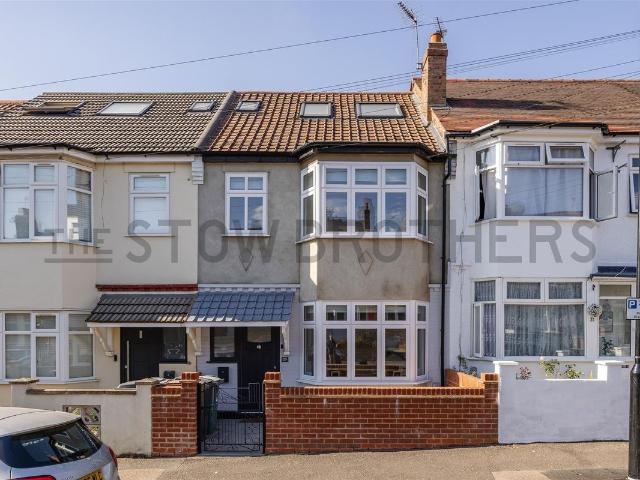 Apartment for rent in Hale End, Greater London