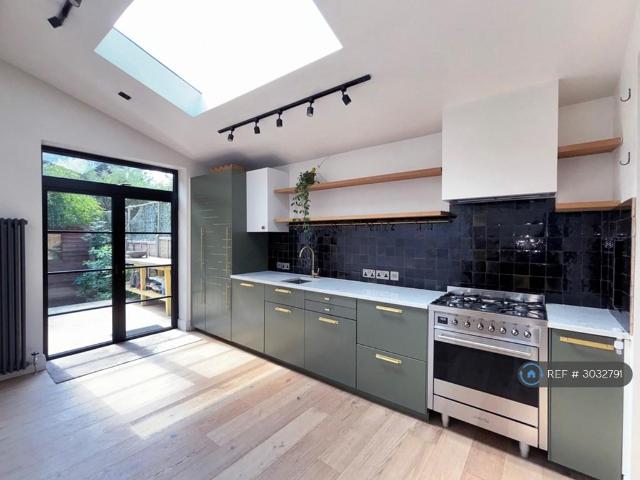 Apartment for rent in London Borough of Merton, Raynes Park