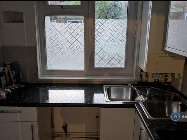 Apartment for rent in Browning Estate, Greater London