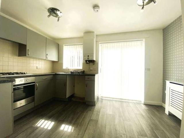 Townhouse for rent in Oldham Edge, Pendock