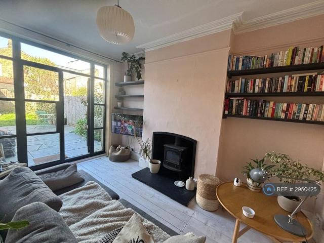 Apartment for rent in Furzedown, Greater London